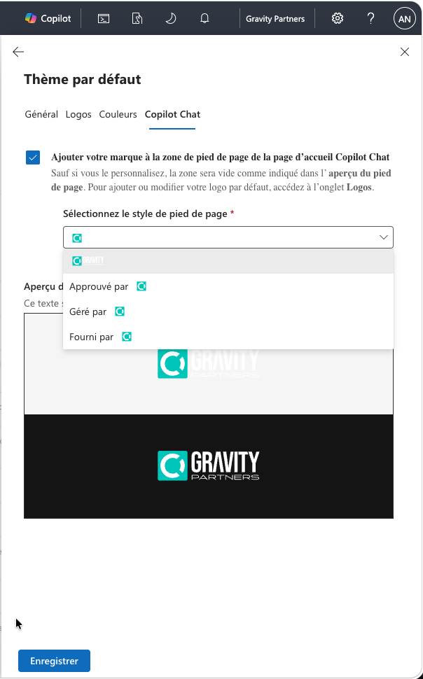Panneau d'administration du thème par défaut, onglet Copilot Chat : case à cocher pour activer le footer, menu déroulant du style de libellé (Approuvé par / Géré par / Fourni par) et aperçu en direct