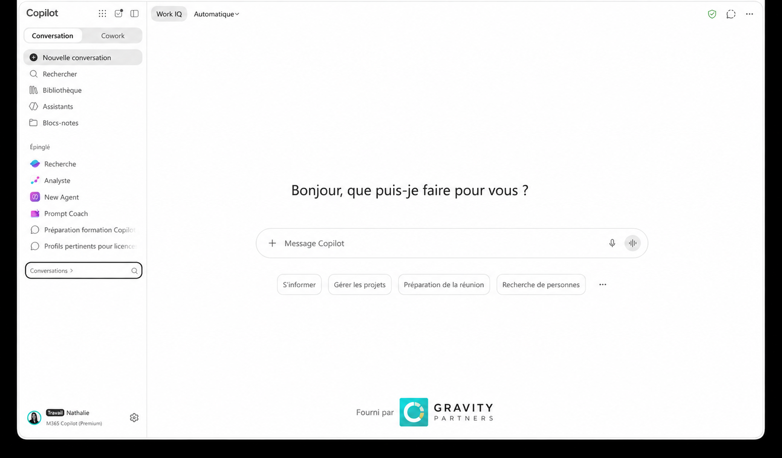 Vue complète de l'interface Microsoft 365 Copilot, avec le footer de marque « Fourni par » et le logo GRAVITY Partners visible en bas de l'écran